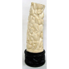 Parte de presa em marfim africano profusamente esculpido com cenas sobrepostas. Base de madeira. Alt. marfim 24,5cm. 