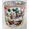 Raríssima escarradeira do Séc. XIX, em porcelana Cia. das Índias, com decoração floral e cenas do cotidiano, com esmalte. Med. 23x23cm. 