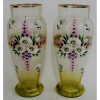 Belíssimo par de vasos venezianos, com pintura floral em policromia. Detalhes em dourado. Alt. 30,5cm. 