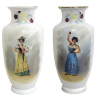 Belíssimo par de vasos em opalina européia, na cor leitosa, com pintura em policromia, com figura típica em cada um e flores. Alt. 43cm. 