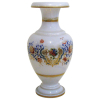 Belo vaso em opalina francesa, do Séc. XIX, na cor leitosa, com pintura floral em policromia. Detalhes em dourado. Borda dobrada. Alt. 35cm. 