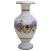 Belo vaso em opalina francesa, do Séc. XIX, na cor leitosa, com pintura floral em policromia. Detalhes em dourado. Borda dobrada. Alt. 35cm. 