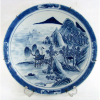 Belo e raro medalhão de coleção, em porcelana Cia. das Índias, do Séc. XIX, com pintura de paisagem oriental nos tons de azul. Diam. 38,5cm. 