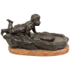 A. de Ranieri (1880-1914) - escultura italiana em petit bronze, representando criança em observação no lago. Com selo de fundição francesa. Base em mármore salmão rajado. Assinada. Med. 16x30,5x13cm. 