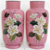 Belíssimo par de vasos em opalina européia, na cor rosa, com pintura esmaltada de flores em policromia. Alt. 28cm. 