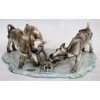 Cacciapuoti (1892-1953) - Grupo escultórico em porcelana italiana policromada, representando Bezerros no pasto. Assinado. Med. 13,5x37x22,5cm. 