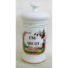 Belo e raro pote de farmácia, de coleção, em porcelana francesa Vieux Paris, do séc. XIX, no tom branco, com detalhes em dourado. Inscrição UNG: ARCOEI em negro, guarnecido com paisagem e plantas em policromia (pequeno bicado com fio de cabelo na tampa). Marca na base. Alt. 26cm.