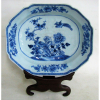 Bela saladeira em porcelana oriental, do final do séc. XIX, decoração em azul com flores e pássaros. Med. 7,5x30x24,5 cm.