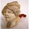 Belo cachimbo de coleção em espumar do mar, na forma de busto de dama antiga. Piteira em baquelite. No estojo original. Comprimento 10 cm.