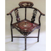 Bela cadeira oriental, de canto em madeira com ricos apliques em madrepérola de flores, pássaros, dragões e folhagens. Med. 82x68x55 cm.