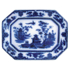 Antiga travessa de coleção, oitavada, em faiança azul borrão Ironstone-Chusan, decorada ao centro com cena do cotidiano e pássaros. Marca da manufatura no verso. Med. 3,5x34,5x26 cm.