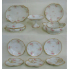 Belíssimo e imponente aparelho de jantar do séc. XIX, em porcelana francesa de Limoges - W. G & Co. (W. Guerin & Co.), com pintura floral em policromia e elegantes detalhes em dourado. Composto de sopeira (sem tampa), 2 travessas, saladeira, 3 terrinas (duas sem tampa), 3 petisqueiras, fruteira, 14 pratos rasos, 6 fundos e 13 para sobremesa (2 terrinas e a sopeira podem ser usadas como legumeiras e uma travessa apresenta restauro na parte de baixo do apoio). Total 44 peças. Med. da travessa maior 7x53x36,5cm.