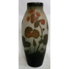Arsale - Belo vaso em pasta de vidro francês, com decoração cameo em policromia, de flores e folhas. (borda com pequeno restauro). Assinado em relevo. Alt. 40cm.