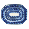 Travessa oitavada de coleção, do séc. XIX, em faiança azul borrão, decorada com 3 contornos de flores, acompanhando seu formato oitavado (minúsculo bicado na borda). Med. 32x25cm.