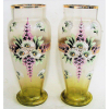 Belíssimo par de vasos venezianos, com pintura floral em policromia. Detalhes em dourado. Alt. 30,5cm.