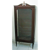 Vitrine estilo Luís XVI, em madeira com frisos em marqueterie. Laterais e porta com vidros. Interior com 4 prateleiras em vidro e suportes para regulagem de altura. Med. 169x72x36cm. 