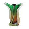 Ítalo Pusteto - Belo vaso em Murano italiano, dos anos 50, em tons de verde e âmbar, dégradé, trabalhado em retorcidos formando 3 lados. Peça decorada internamente com minúsculas bolhas de ar. Borda com 3 extremidades. Alt. 29cm. 