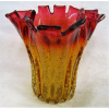 Belo vaso em Murano italiano, dos anos 50, nos tons dégradé cereja e âmbar, trabalhado em gomos e decorado internamente com bolhas de ar. Borda retorcida e recortada. Alt. 28,5cm. 