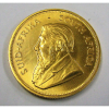 Rara moeda em ouro fino, tendo no anverso busto com os dizeres Suid - Afrika - South Africa e no verso figura de cervo com os dizeres Krugerrand 1981 - Fyngoud - 1 OZ - Fine Gold. Peso 33,9g. (Este ítem não se encontra no local do leilão). 