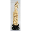 Escultura monobloco em marfim, representando Deus da Fertilidade, tendo este sobre a cabeça Morcego com frutos. Base em madeira. China, Período Revolucionário. Alt. total 23,5cm.