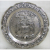 Belíssimo medalhão em prata contrastada, teor 900 milésimos, com brasão ao centro e aba com flores e folhas em relevo. Marcas no verso com os dizeres: Salazar Lima, do teor e do contraste. Peso 750g. Diam. 34cm.