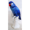 Belíssimo papagaio em porcelana alemã, marca da manufatura Volkstedt, da fábrica Karl ENS, policromada, com belo tom de azul em degrade. Alt. 38cm.