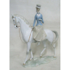 Lladró - Grupo escultórico em porcelanas espanhola, policromada, representando Dama sobre cavalo. Med. 43x36x13 cm.