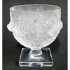 Lalique - vaso em cristal francês, decorado em satiné com pássaros e ramos e folhas em relevo. Assinado e localizado na base. Med. 13,5x13cm.