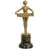 Assinatura ilegível - Bela escultura art-deco, de coleção, em bronze dourado, representando bailarina. Base em mármore verde rajado. Peça assinada no bronze. Alt. total 19cm.