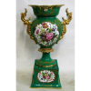 Bela floreira na forma de ânfora, em porcelana francesa Velho Paris, policromada e ricamente decorada com pintura floral e dourado. Alt. 45 cm.