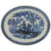 Belíssima, antiguíssima e rara travessa de coleção em faiança azul borrão, decorada com cena de jardim com nobres e serviçal. Aba com folhas e volutas. Med. 46x37,5 cm.