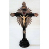 Crucifixo em madeira entalhada, com cristo vivo em marfim, com sendal pendente para o lado esquerdo. Adereços em metal espessurado a prata. Alt. crucifixo 42cm e Alt. Cristo 11cm.