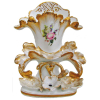 Bela floreira em porcelana Velho Paris, com pintura floral em policromia, contendo na parte frontal inferior tinteiro e despojadores. Ricos detalhes em dourado. Alt. 25,5cm.