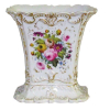 Belo vaso em porcelana francesa Velho Paris, com trabalhos em relevo e pintura floral em policromia. Detalhes em dourado. Med. 29x30x18cm. 