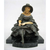 Assinatura Ilegível - Escultura européia em bronze e marfim, representando Dama com chapéu. Base em mármore negro rajado. (perdas nos dedos). Med. total 18x17x17cm. 