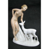 Escultura Art-deco, em porcelana alemã, marca da manufatura Wallendorf, representando Nu feminino com gazela. Marca da manufatura na base e numerada em crivo. Alt. 22cm. 