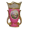 Antigo e belo vaso em porcelana francesa Velho Paris, com pintura floral em policromia e dourado. Alt. 21,5 cm. 