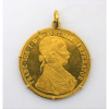 Grande medalha Austríaca em ouro, tendo no anverso os dizeres FRANC. IOS. I. D. G. AUSTRIAE IMPERATOR e no verso LOD. ILL. REX A. 1915 HUNGAR. BOHEM. GAL. Peso total 16.7g. <br />Este ítem não se encontra no local do leilão. 