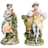 Belo par de antigas esculturas em biscuit alemão policromado, marca da manufatura Rudolstadt Volkstedt, representando Casal de camponeses. Alts. 27,5cm.