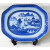 Travessa de coleção do Séc. XVIII/XIX, em porcelana Cia. das Índias, decorada com pinturas em tons de azul. Med. 3,5x38,5x31cm.