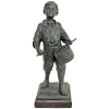 C. Samson - Escultura francesa em petit bronze, representando Menino tocando tambor. Assinada e com selo de fundição francês. Artista de cotação internacional e catalogado em diversos livros. Base em madeira. Alt. total 50cm.