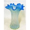 Belo vaso em Murano Italiano soprado, em tons de azul degrade e leitoso, com trabalhos em gomos curvos, decorado internamente com bolhas de ar. Borda ondulada com recortes. Alt. 33cm.