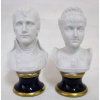 Assinatura Ilegível - Par de esculturas em biscuit alemão, marca da manufatura KPM, representando Busto de Napoleão e Josefina. Bases em porcelana azul cobalto e dourado. Alt. 21,5cm.