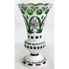 Belo vaso em cristal overlay, na tonalidade leitosa e verde, com pintura floral em policromia. Lapidações em olivas e sulcos. Alt. 26,5cm. 