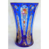 Vaso em cristal europeu, lapidado na tonalidade azul e translúcida com rica pintura floral em policromia e dourado. Alt. 21cm. 