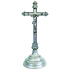 Belo crucifixo com Cristo vivo, do Séc. XIX, em prata européia contrastada, tendo este peanha sob os pés. Crucifixo cinzelado com folhas e volutas. (falta pequeno adereço na base e um cravo de uma mão). Peso 550g. Alt. 37cm. 