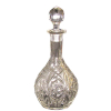 Licoreiro em cristal francês, marca da Cristallerie Baccarat. Lapidações em rosetas, sulcos bisotados e serrilhados. Alt. 31cm. 