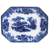 Travessa de coleção, oitavada, azul borrão, do Séc. XIX, em faiança - Chusan, decorada com paisagem lacustre ao centro. Aba com flores e folhagens. Med. 39x29,5cm. 
