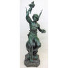 Bela escultura em petit-bronze, bronze com selo de fundição, representando Genie des Artes. Apresenta placa com os dizeres: Beaux-Arts 1898 Par Debut. Base em mármore rajado. Alt. total 62cm. 