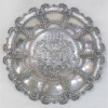Medalhão em prata peruana, Sterling contrastada, teor 925 milésimos, cinzelado ao centro com um brasão, folhas, flores e volutas. Peso 1295g. Diam. 41,5cm. 